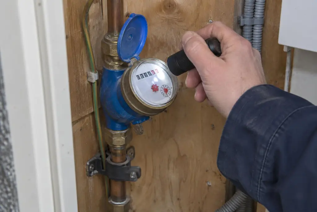 Lekdetectie Krimpen aan den IJssel – watermeter in de meterkast controleren met een zaklamp